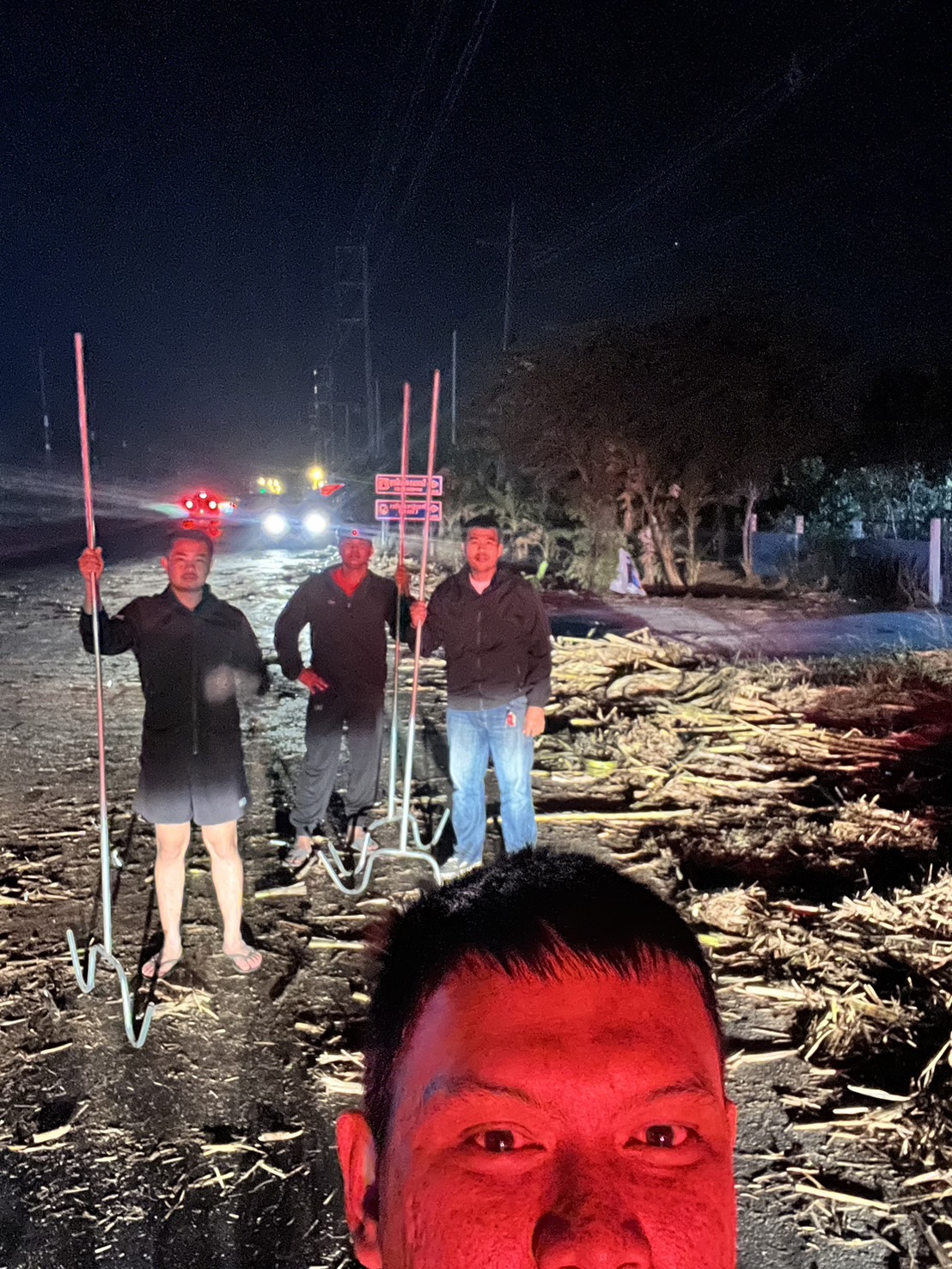 เก็บกวาดซากอ้อยตกหล่น